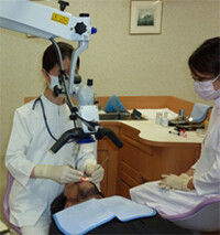 顕微鏡を使って歯周病を治療