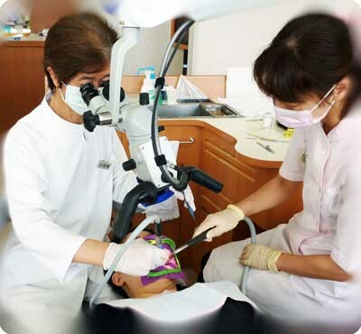 顕微鏡歯科治療で根管を治療している写真